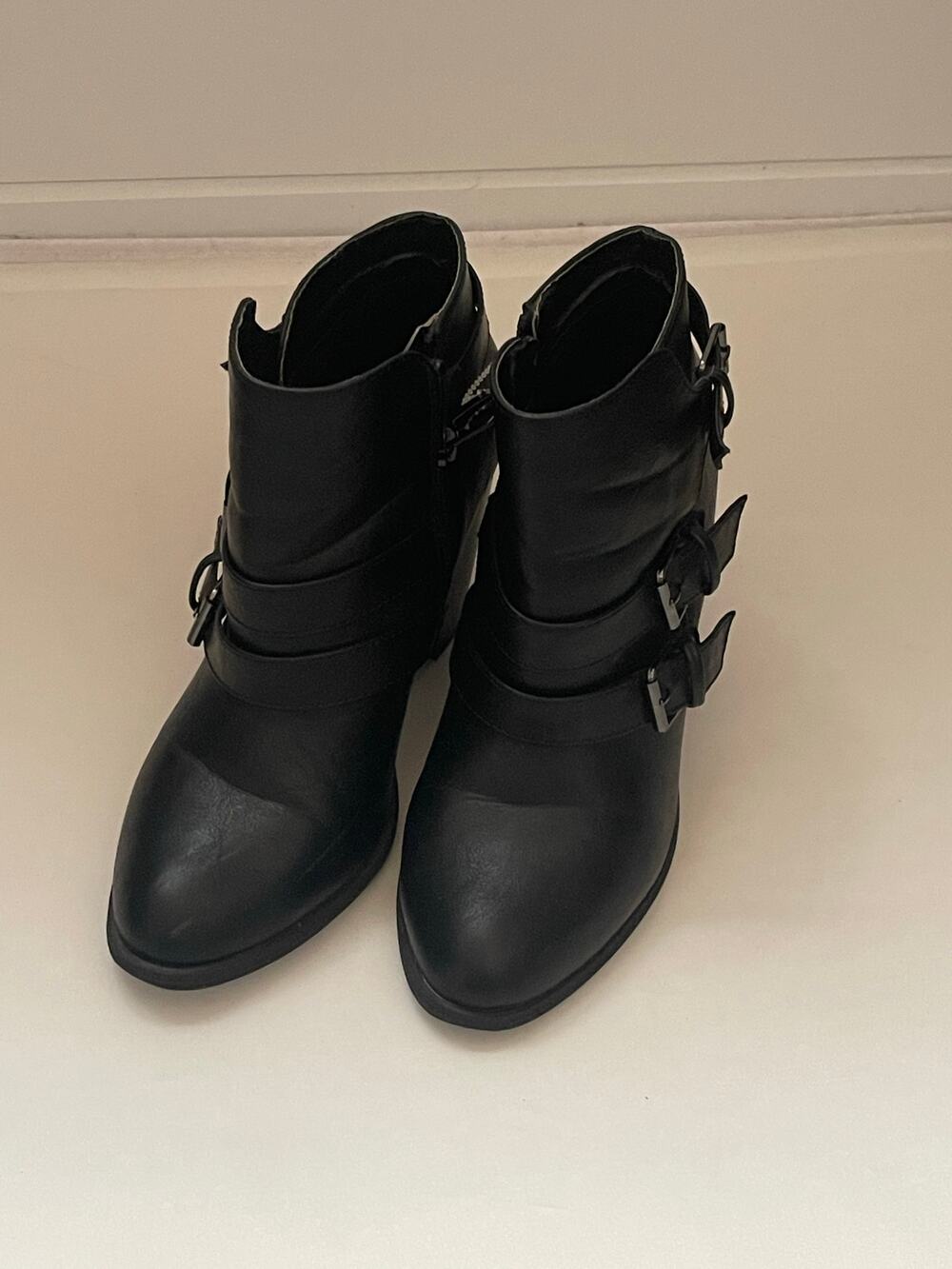 Forever Women's Buckle Strap Ankle Boots Size 8